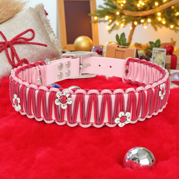 Collier artisanal – BioThane rose & paracorde rouge/rose avec fleurs décoratives